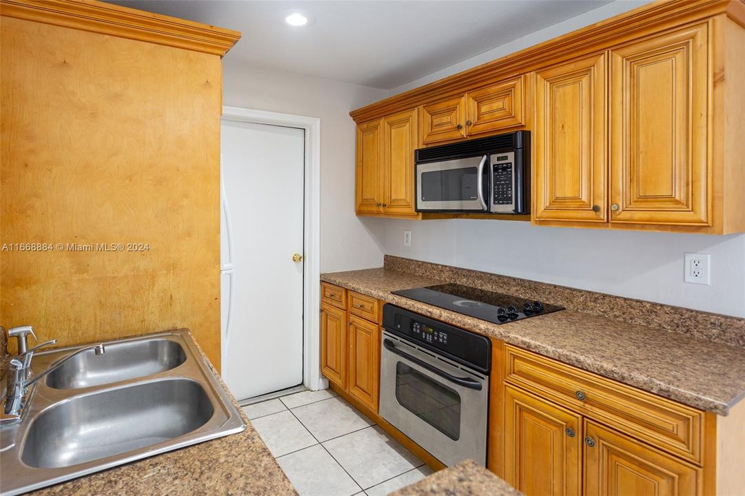 For Sale: $375,000 (3 beds, 1 baths, 815 Square Feet)