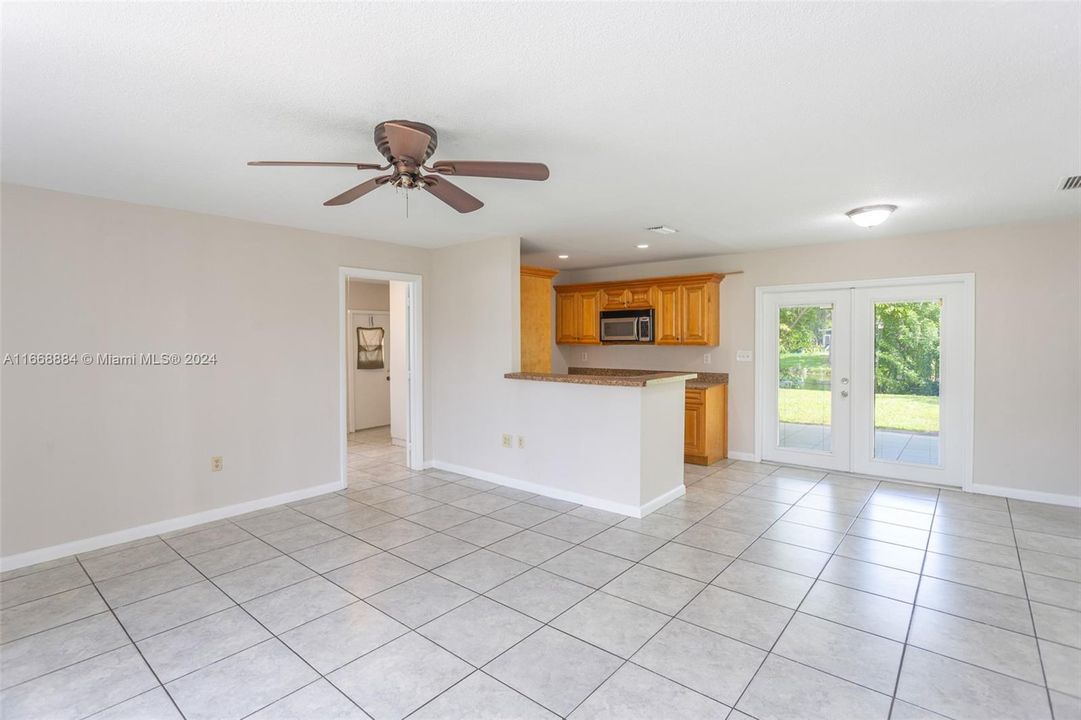 For Sale: $375,000 (3 beds, 1 baths, 815 Square Feet)