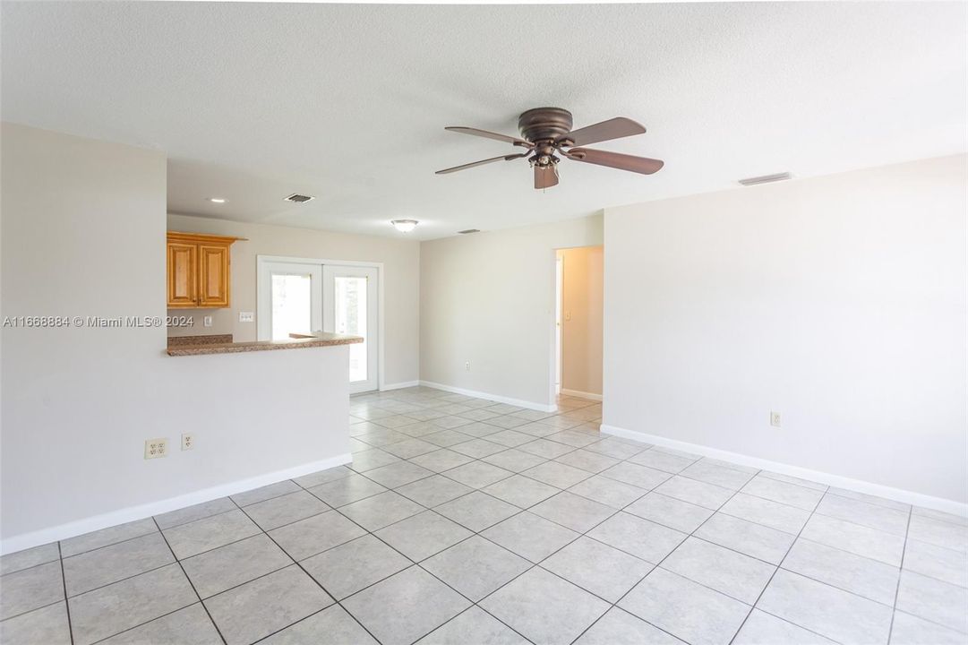 For Sale: $375,000 (3 beds, 1 baths, 815 Square Feet)