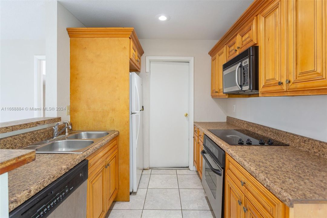 For Sale: $375,000 (3 beds, 1 baths, 815 Square Feet)