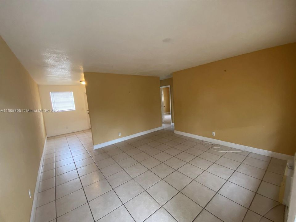 For Rent: $1,550 (2 beds, 1 baths, 781 Square Feet)