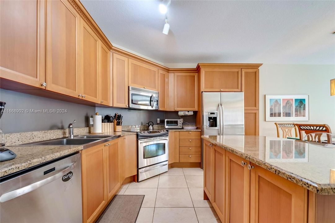 For Sale: $559,000 (1 beds, 1 baths, 860 Square Feet)