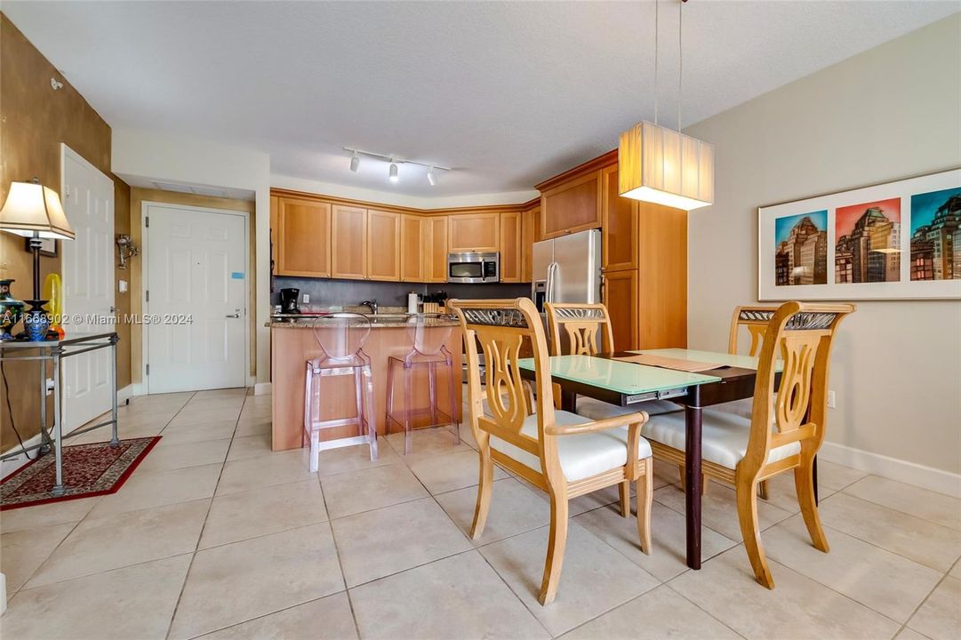 For Sale: $559,000 (1 beds, 1 baths, 860 Square Feet)