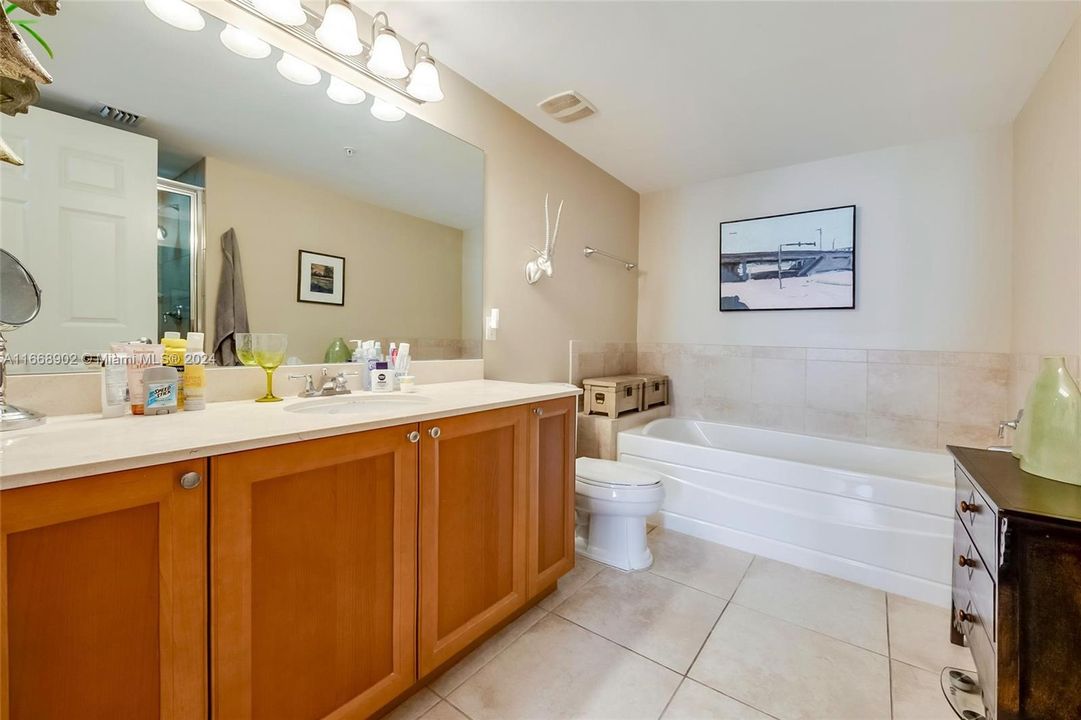 For Sale: $559,000 (1 beds, 1 baths, 860 Square Feet)