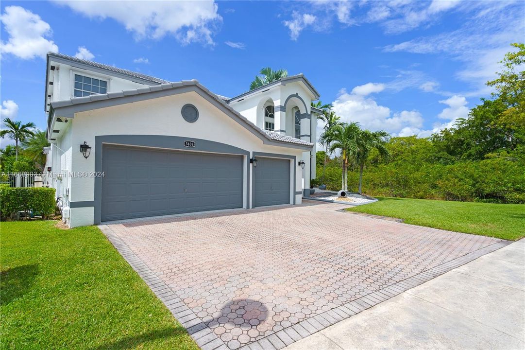 For Sale: $1,395,000 (4 beds, 2 baths, 3579 Square Feet)