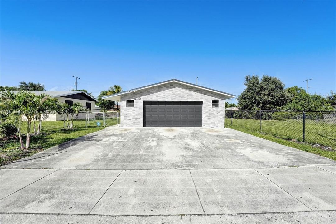 For Sale: $425,000 (3 beds, 2 baths, 1188 Square Feet)