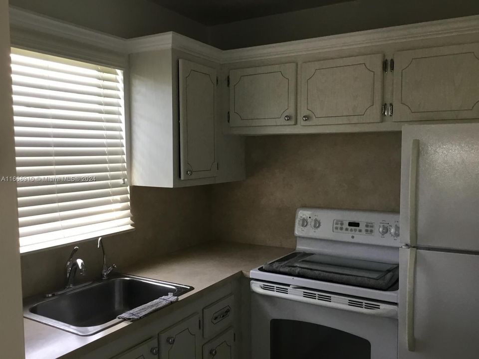 Active With Contract: $1,500 (1 beds, 1 baths, 646 Square Feet)