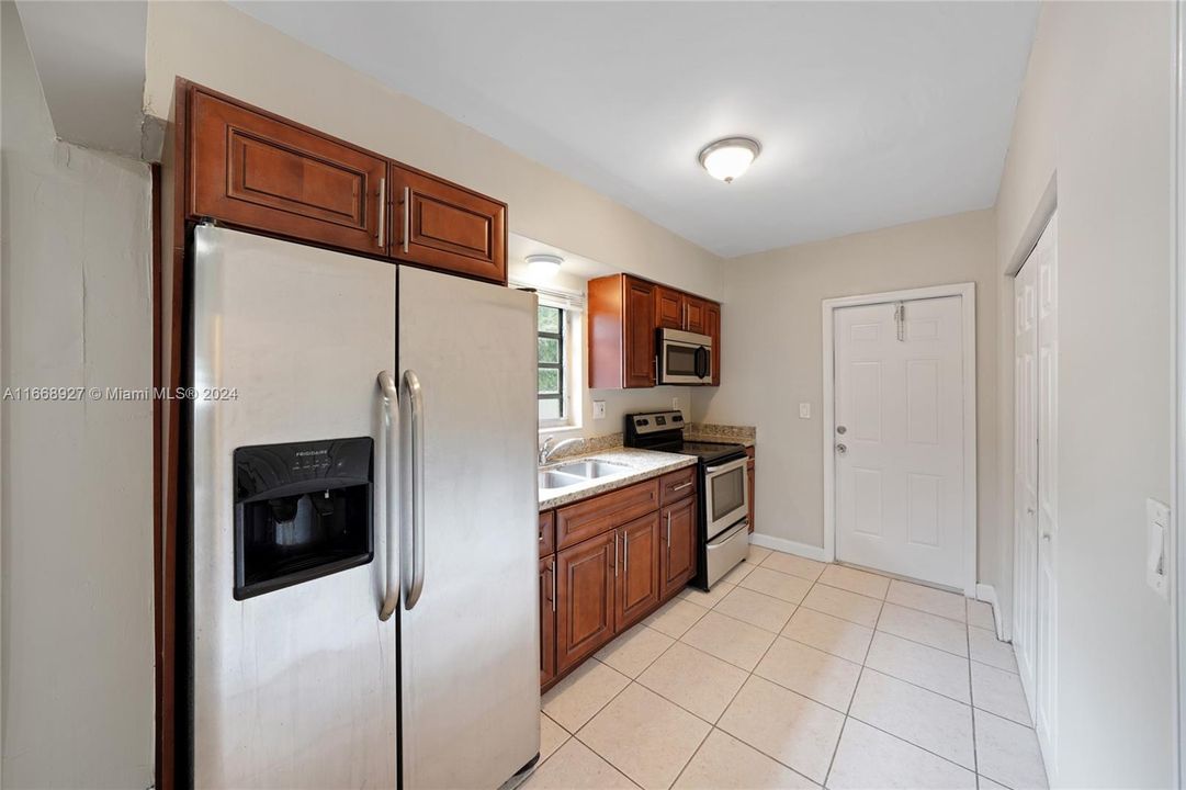 For Sale: $405,900 (2 beds, 2 baths, 988 Square Feet)