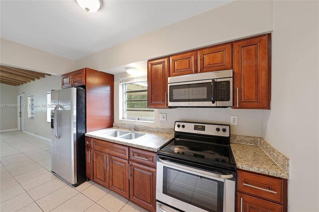 For Sale: $405,900 (2 beds, 2 baths, 988 Square Feet)