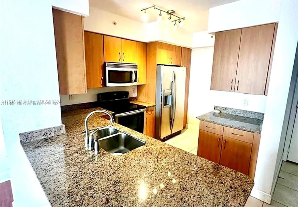 For Sale: $295,000 (1 beds, 1 baths, 745 Square Feet)