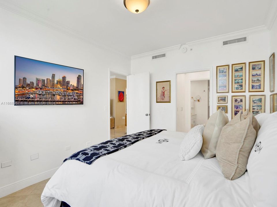 For Sale: $989,000 (2 beds, 2 baths, 1280 Square Feet)