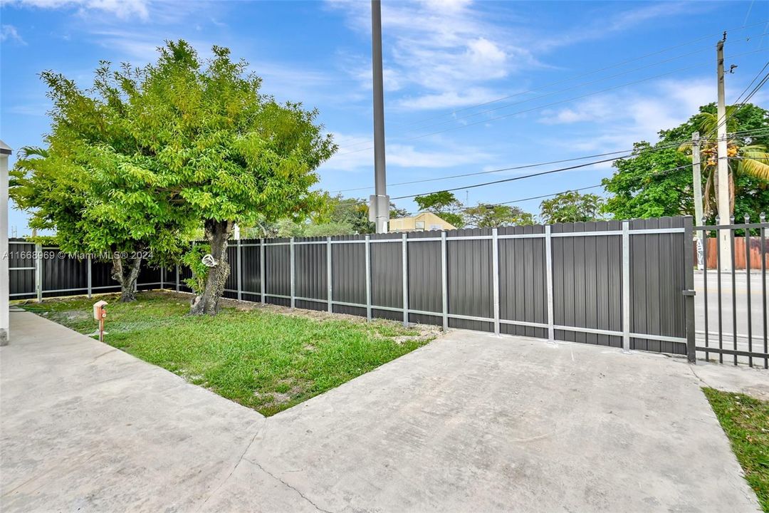 For Sale: $875,000 (3 beds, 2 baths, 1423 Square Feet)