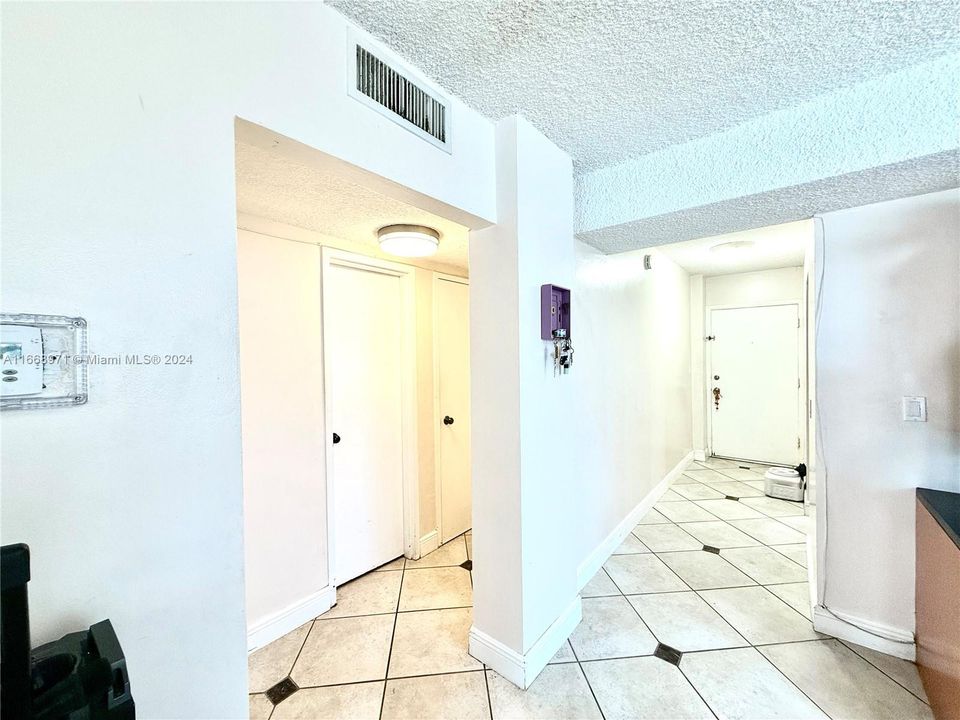 For Sale: $349,900 (2 beds, 2 baths, 1083 Square Feet)