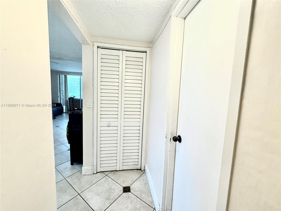 For Sale: $349,900 (2 beds, 2 baths, 1083 Square Feet)