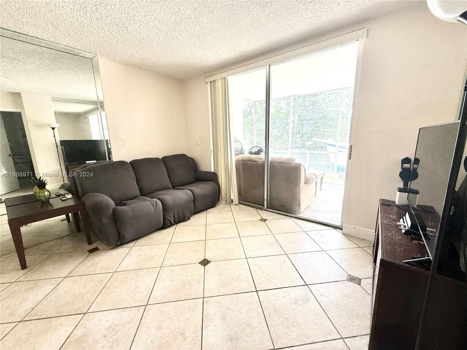 En Venta: $349,900 (2 camas, 2 baños, 1083 Pies cuadrados)