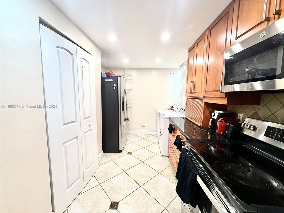 For Sale: $349,900 (2 beds, 2 baths, 1083 Square Feet)