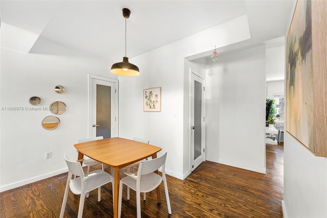 For Sale: $345,000 (1 beds, 1 baths, 743 Square Feet)