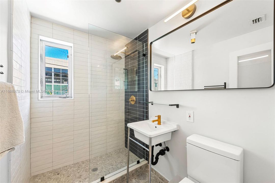 For Sale: $345,000 (1 beds, 1 baths, 743 Square Feet)