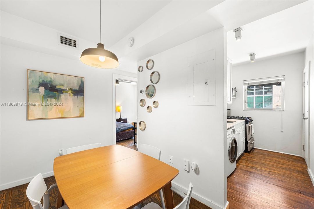 For Sale: $345,000 (1 beds, 1 baths, 743 Square Feet)