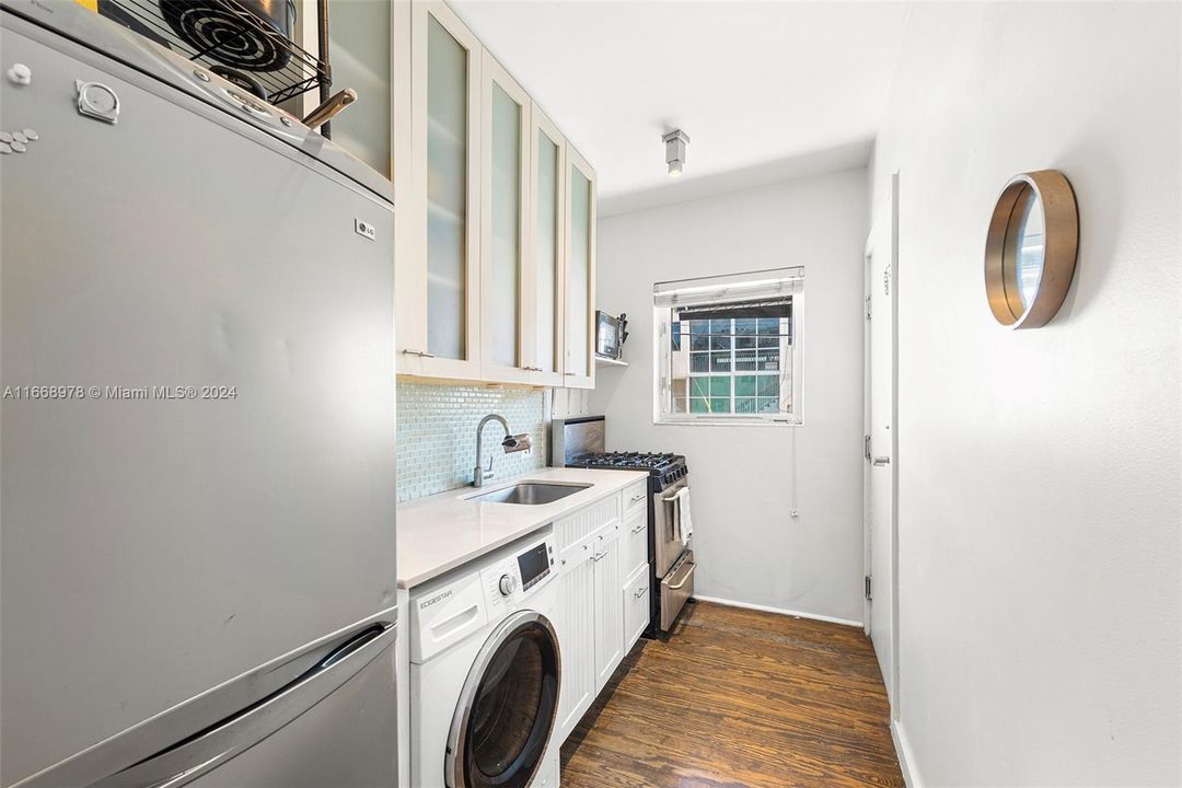 For Sale: $345,000 (1 beds, 1 baths, 743 Square Feet)