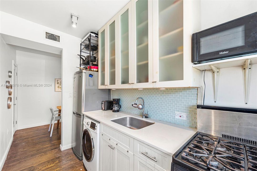 For Sale: $345,000 (1 beds, 1 baths, 743 Square Feet)