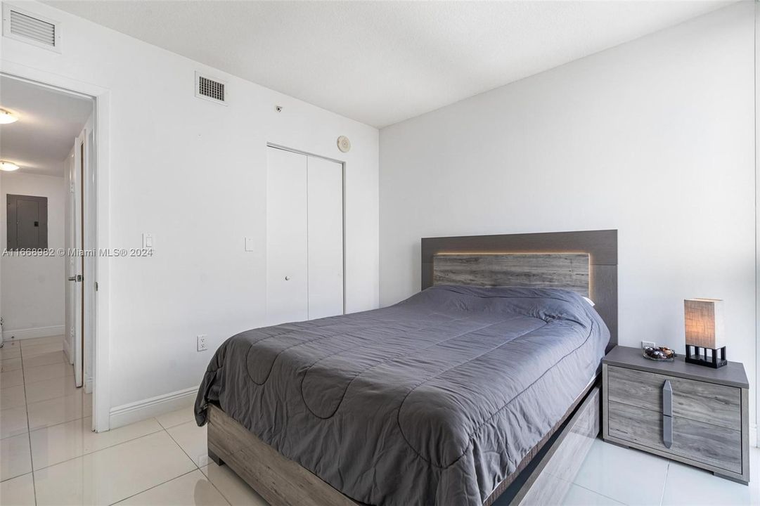 For Sale: $378,000 (2 beds, 2 baths, 888 Square Feet)