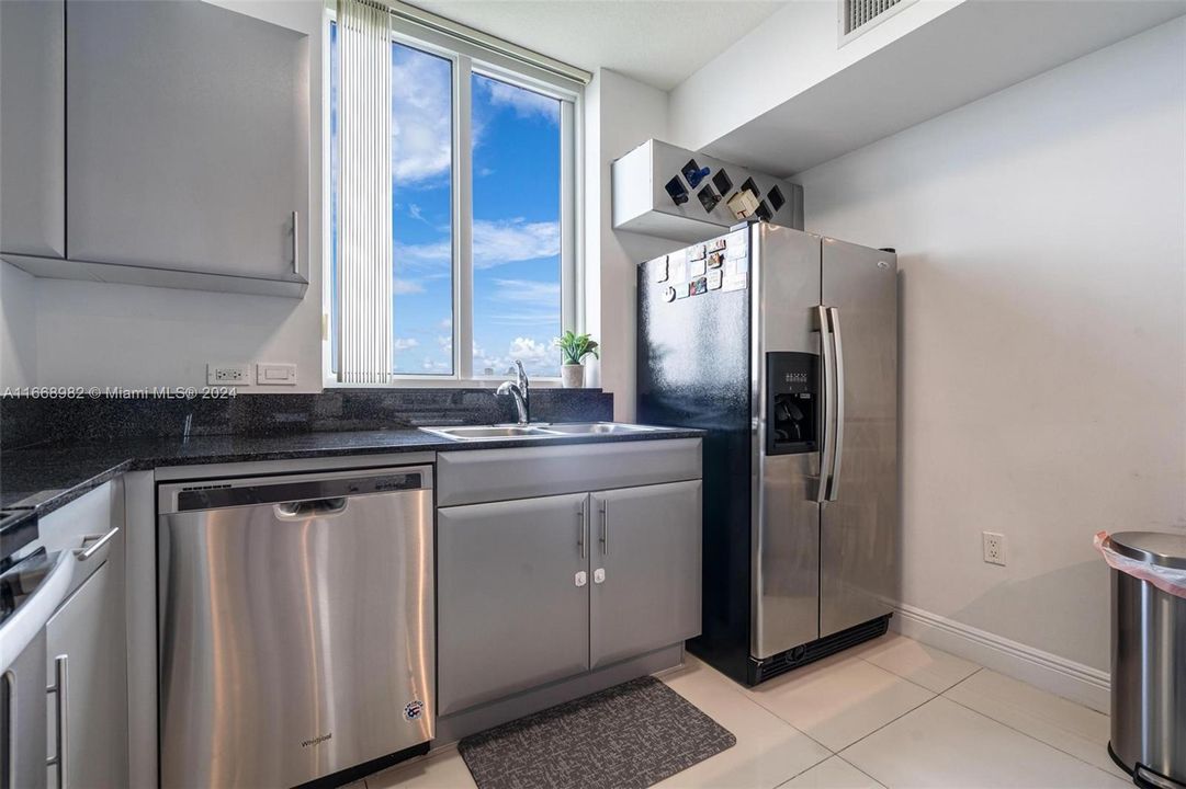 For Sale: $378,000 (2 beds, 2 baths, 888 Square Feet)