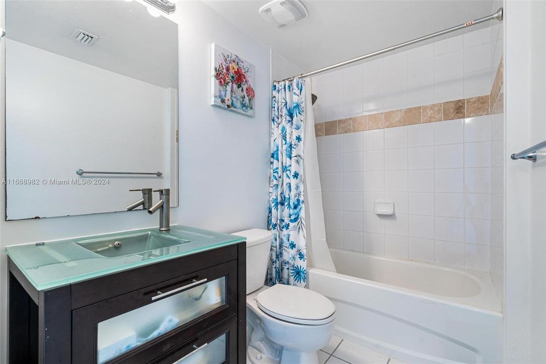 For Sale: $378,000 (2 beds, 2 baths, 888 Square Feet)