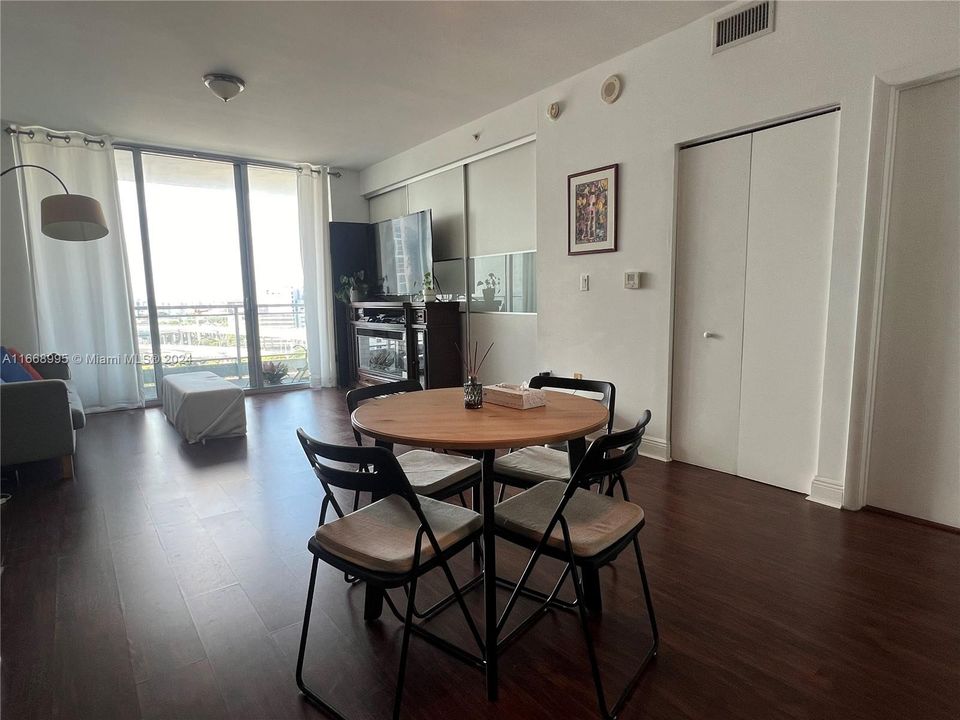 For Rent: $3,000 (1 beds, 1 baths, 747 Square Feet)