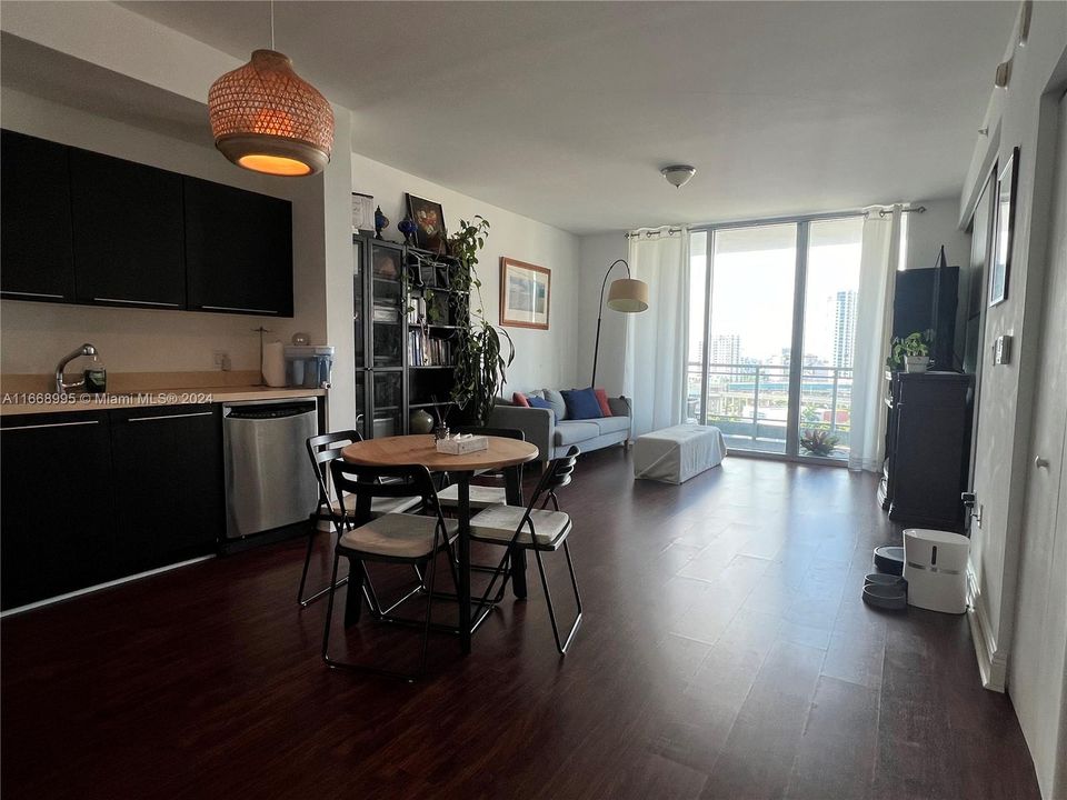 For Rent: $3,000 (1 beds, 1 baths, 747 Square Feet)