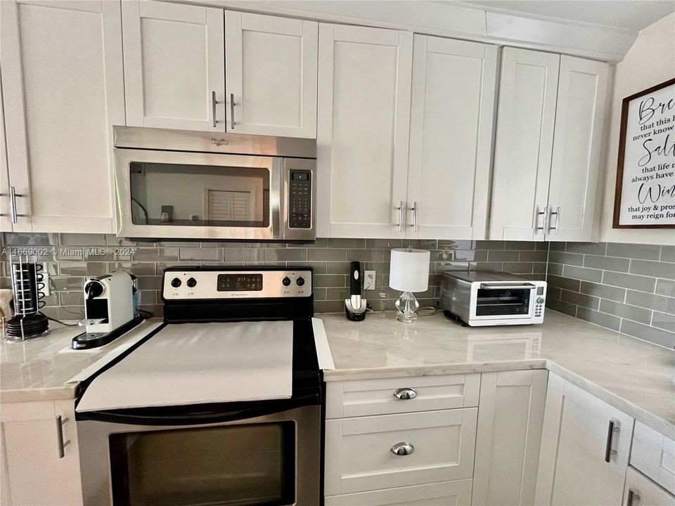 For Sale: $399,999 (1 beds, 1 baths, 705 Square Feet)