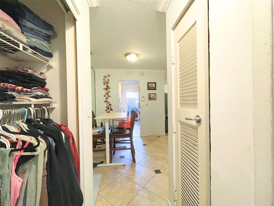 For Sale: $199,000 (1 beds, 1 baths, 680 Square Feet)