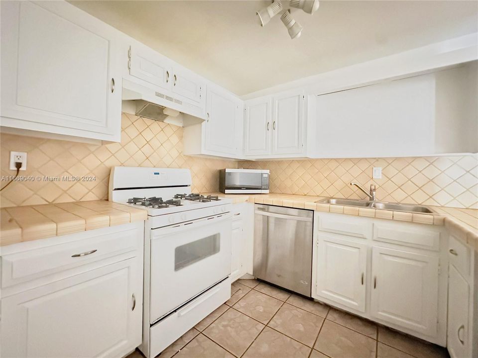 For Rent: $2,700 (3 beds, 2 baths, 1540 Square Feet)