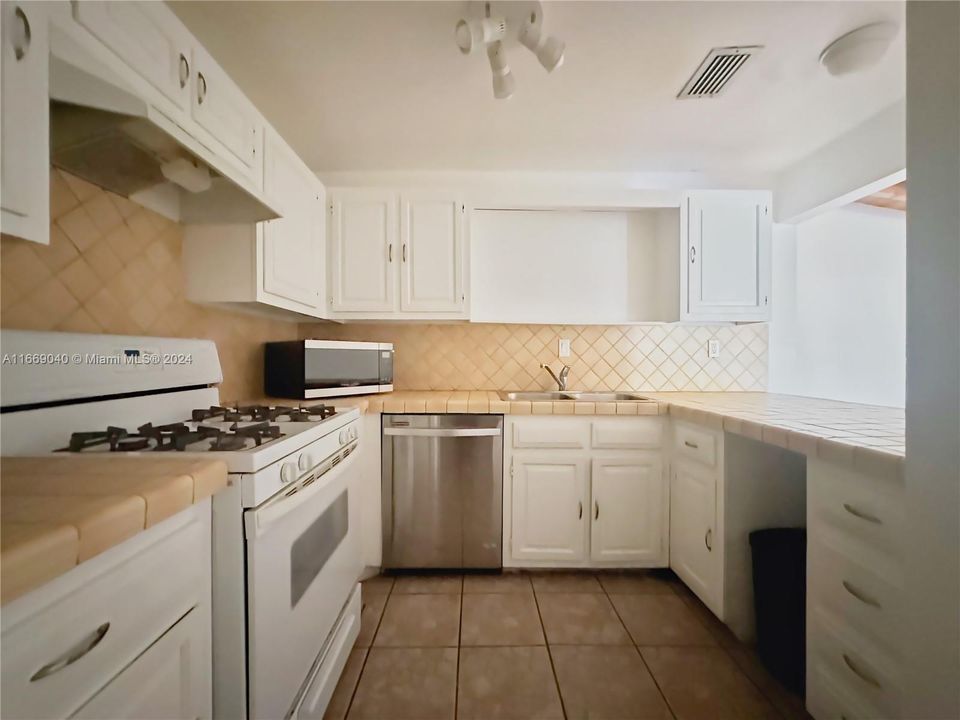 For Rent: $2,700 (3 beds, 2 baths, 1540 Square Feet)