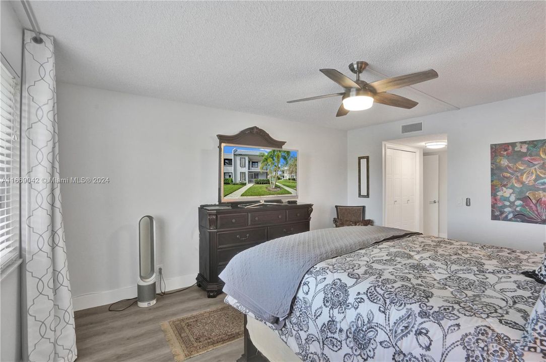 For Sale: $345,000 (2 beds, 2 baths, 1220 Square Feet)