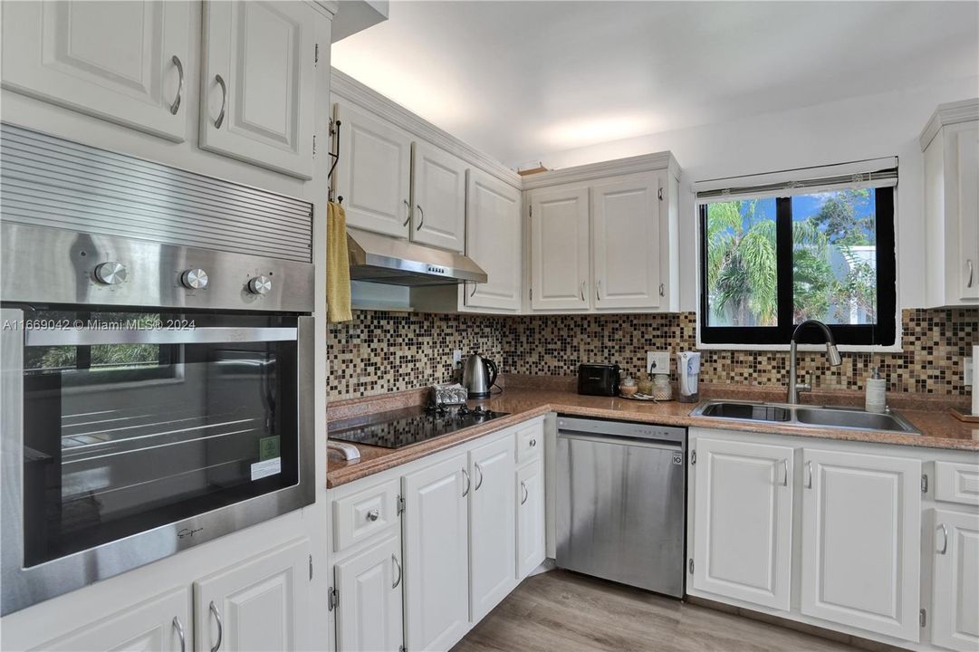 For Sale: $345,000 (2 beds, 2 baths, 1220 Square Feet)