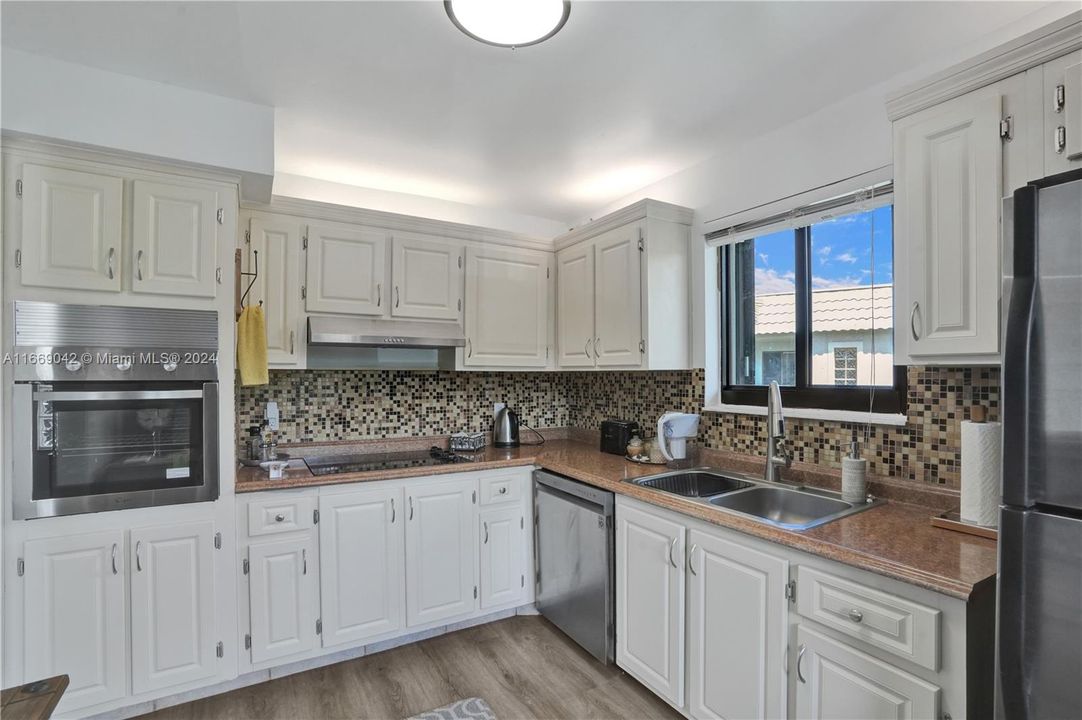 For Sale: $345,000 (2 beds, 2 baths, 1220 Square Feet)