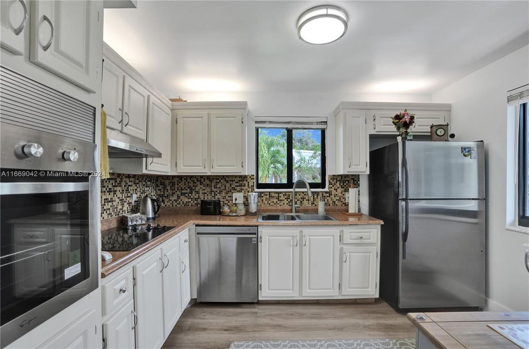 For Sale: $345,000 (2 beds, 2 baths, 1220 Square Feet)