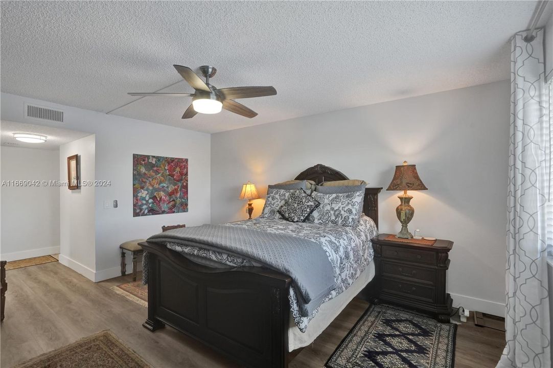 For Sale: $345,000 (2 beds, 2 baths, 1220 Square Feet)