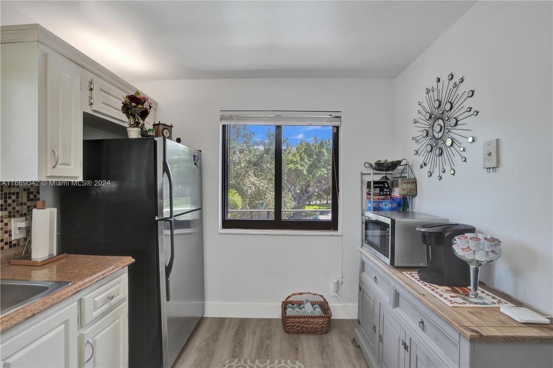 For Sale: $345,000 (2 beds, 2 baths, 1220 Square Feet)