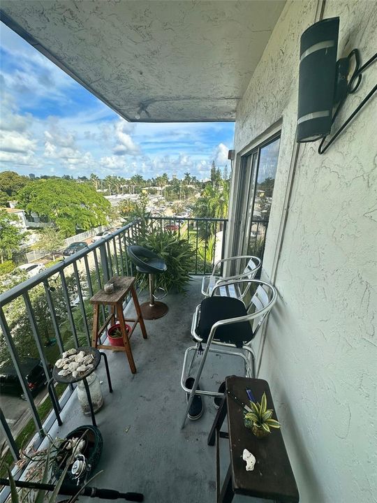 For Sale: $250,000 (1 beds, 1 baths, 729 Square Feet)