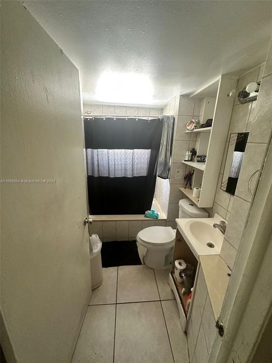 For Sale: $250,000 (1 beds, 1 baths, 729 Square Feet)