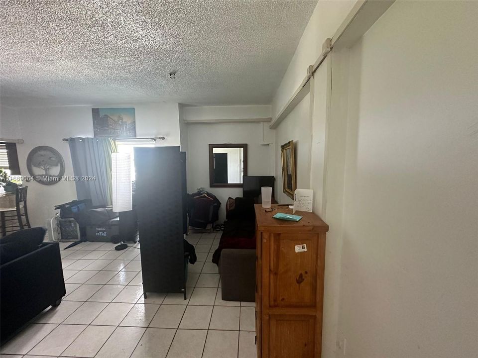 For Sale: $250,000 (1 beds, 1 baths, 729 Square Feet)