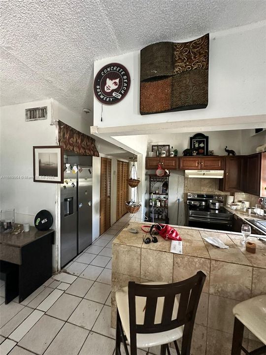 For Sale: $250,000 (1 beds, 1 baths, 729 Square Feet)