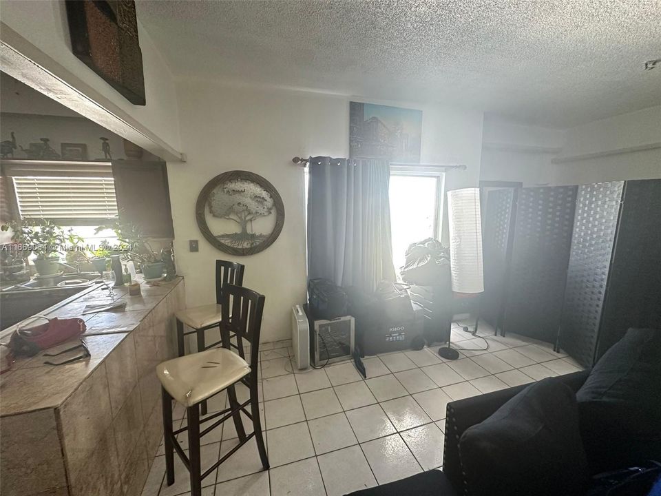 For Sale: $250,000 (1 beds, 1 baths, 729 Square Feet)