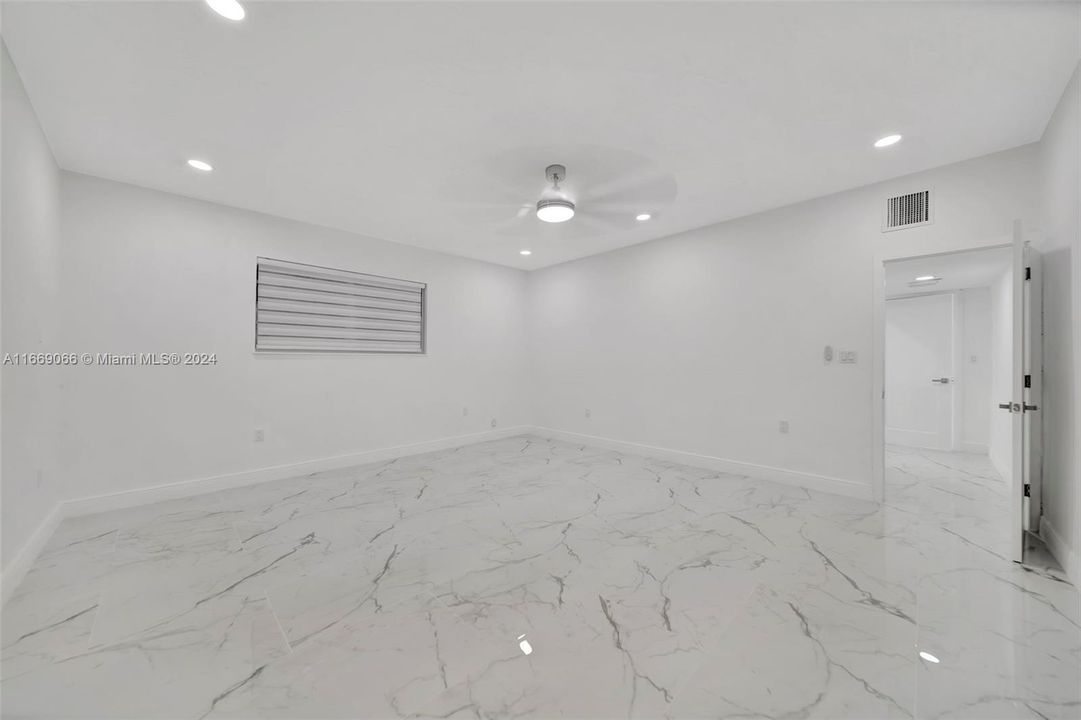 En Venta: $670,000 (4 camas, 3 baños, 2339 Pies cuadrados)