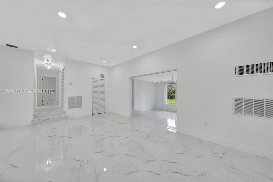 En Venta: $670,000 (4 camas, 3 baños, 2339 Pies cuadrados)