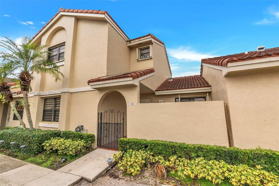 For Sale: $469,999 (2 beds, 2 baths, 1582 Square Feet)