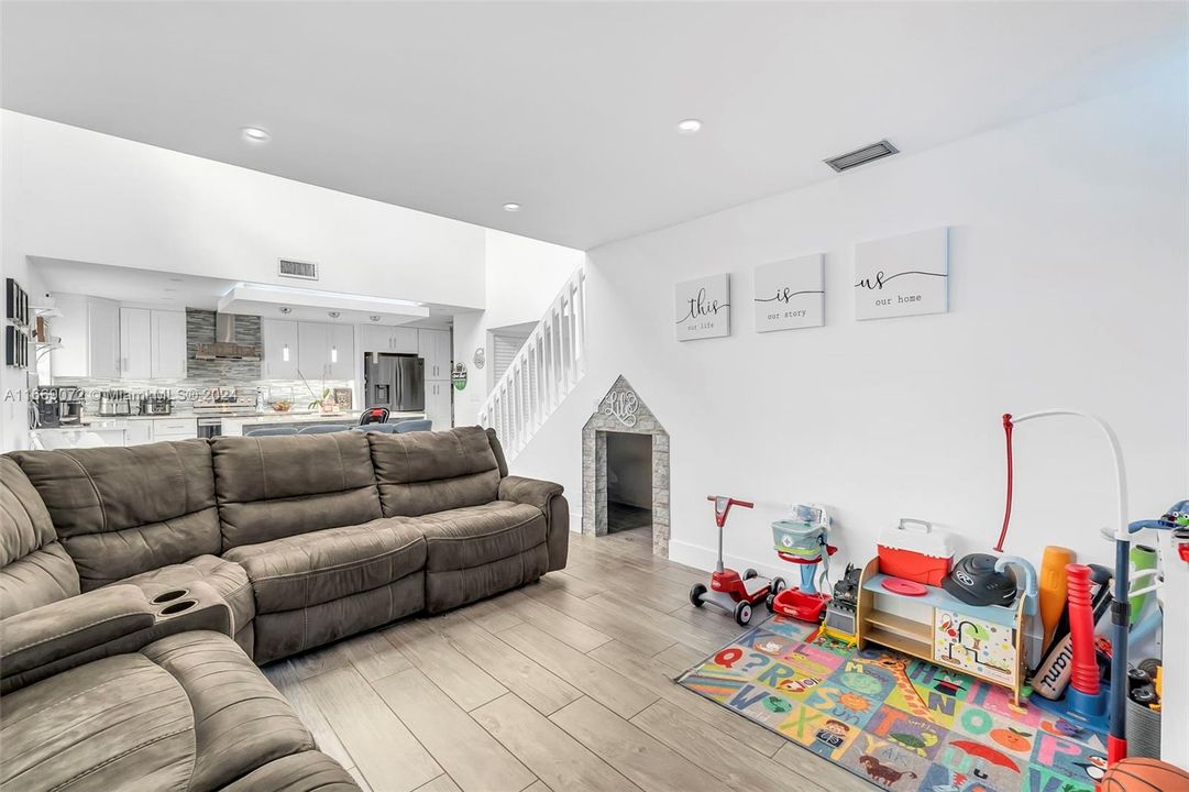 For Sale: $469,999 (2 beds, 2 baths, 1582 Square Feet)