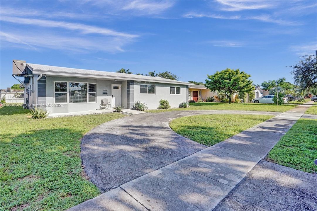 For Sale: $750,000 (3 beds, 2 baths, 1870 Square Feet)